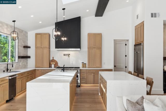 17 Julianne Ct, Walnut Creek CA: https://media.crmls.org/mediaz/29310f9b-6b72-4253-a6d9-d2b43fffd863.jpg
