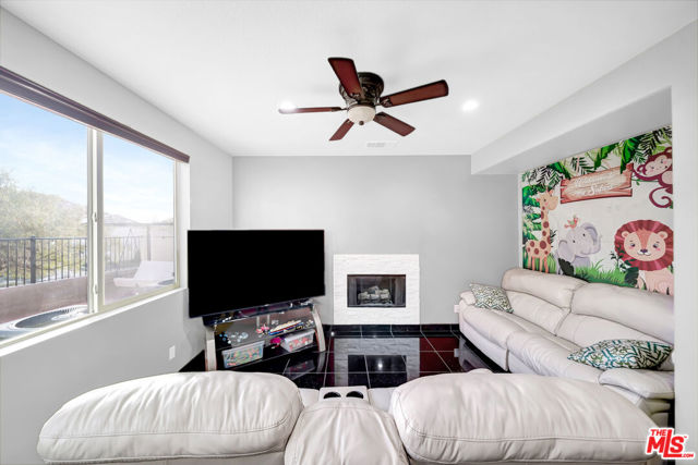 15624 Derrico Lane, Canyon Country CA: https://media.crmls.org/mediaz/2931ecfe-504d-48cc-9a9e-2ee085ec488c.jpg