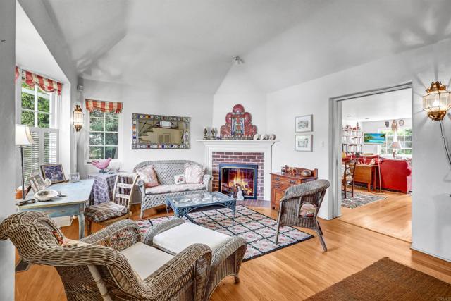 Detail Gallery Image 2 of 21 For 627 Arenas St., La Jolla,  CA 92037 - 3 Beds | 3 Baths