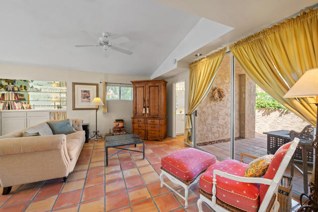 73438 Foxtail Lane, Palm Desert CA: https://media.crmls.org/mediaz/2932a0e8-3d46-488b-b5fe-00cb6a865e66.jpg