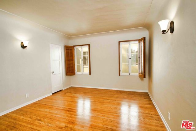 168 N DOHENY Drive, Beverly Hills CA: https://media.crmls.org/mediaz/2933b05e-5cea-4f5a-ab49-44aa3a2b94aa.jpg