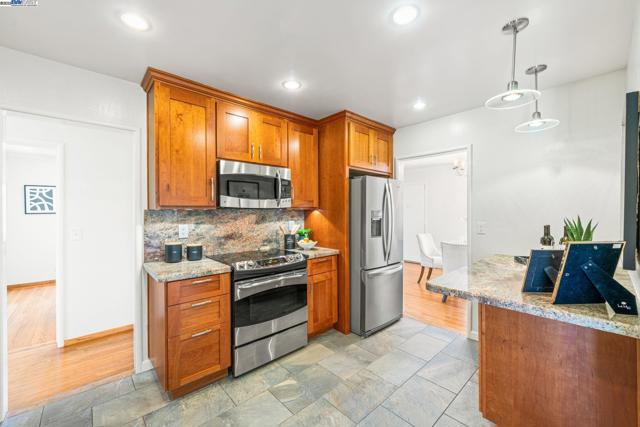 1457 Via El Monte, San Lorenzo CA: https://media.crmls.org/mediaz/2933cf4a-a593-4e93-a13d-7fa794dc3a1a.jpg