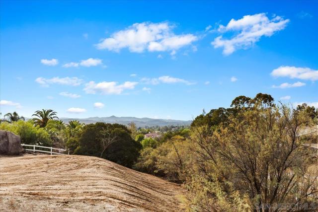 31252 North Star Way, Valley Center CA: https://media.crmls.org/mediaz/2933d878-73b0-482d-8c1b-da1bdcf6ba86.jpg