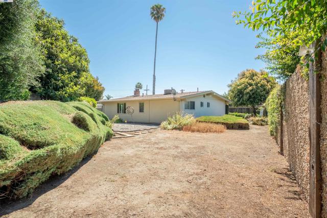 24757 Pear St, Hayward CA: https://media.crmls.org/mediaz/29341755-1ca0-4d59-bf31-95a2b38624e8.jpg