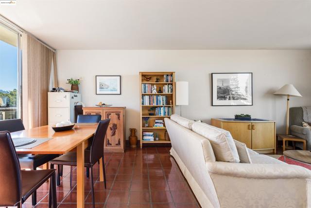 1515 Oxford, Berkeley CA: https://media.crmls.org/mediaz/29343252-7236-4c2a-8248-d1d24f001c9e.jpg