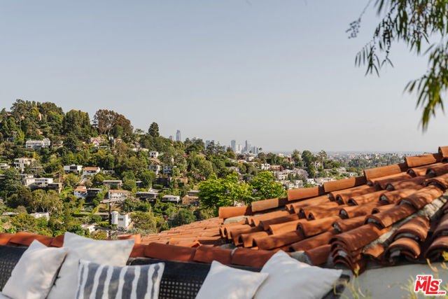 3744 Clayton Avenue, Los Angeles CA: https://media.crmls.org/mediaz/2934ca08-e078-4801-9ccf-03d7a93d7e15.jpg