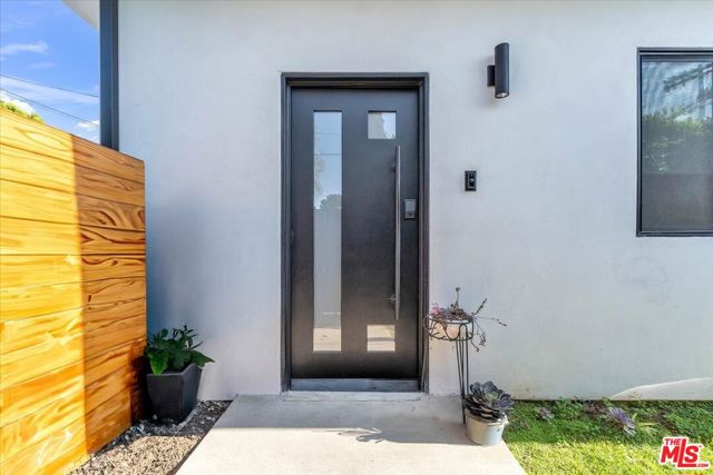 5456 Hazeltine Avenue, Sherman Oaks CA: https://media.crmls.org/mediaz/29354e93-d317-4e53-a1c3-e127d7c08a6a.jpg