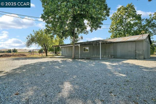 2280 Concord Ave, Brentwood CA: https://media.crmls.org/mediaz/293573ed-376f-4a35-b33b-b96033337694.jpg