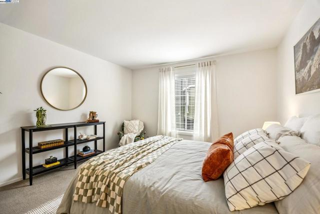 950 Shorepoint Ct, Alameda CA: https://media.crmls.org/mediaz/293588b6-32d3-4995-837a-66d543f11945.jpg