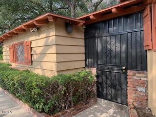 side entrance from driveway