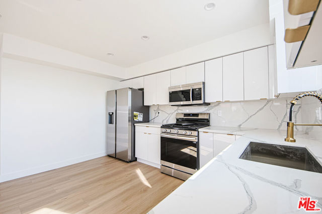 1636 Longwood Avenue, Los Angeles CA: https://media.crmls.org/mediaz/29365f98-6ceb-44dc-ab8d-b56217952327.jpg