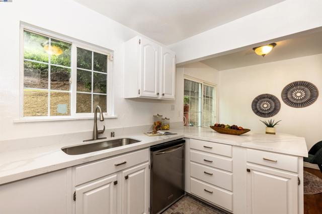 Image 18 of 37 For 3888 Delmont Ave.