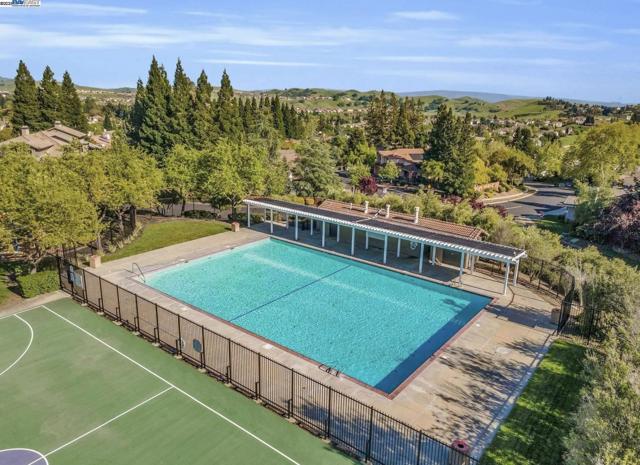 3846 Sheffield Cir, Danville CA: https://media.crmls.org/mediaz/29375306-6863-468b-96fa-84841369048c.jpg