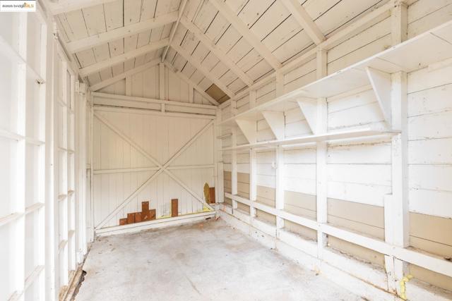 2941 Madeline St, Oakland CA: https://media.crmls.org/mediaz/293769a3-63a7-4795-8e9c-e3d6a7eeb93d.jpg