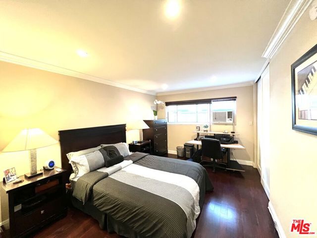 525 N Sycamore Avenue, Los Angeles CA: https://media.crmls.org/mediaz/29378bad-7579-449d-a40d-a932d0b3c8cc.jpg