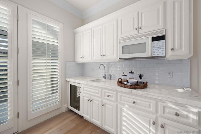 5986 Greensview Ct, Rancho Santa Fe CA: https://media.crmls.org/mediaz/2937a1b4-61a4-42a7-a296-81e75e23484c.jpg