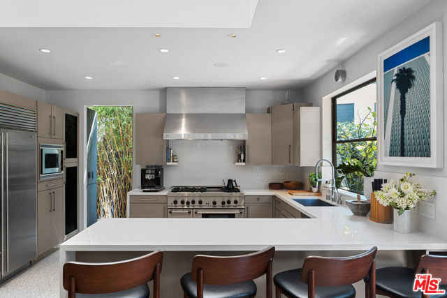 8735 Dorrington Avenue, West Hollywood CA: https://media.crmls.org/mediaz/2937cc1c-4841-4a9c-a099-7a30f5cda92a.jpg