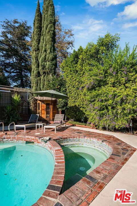 4538 Lemp Avenue, Studio City CA: https://media.crmls.org/mediaz/293a6056-2e5e-45b2-8cc8-4b42181ca721.jpg