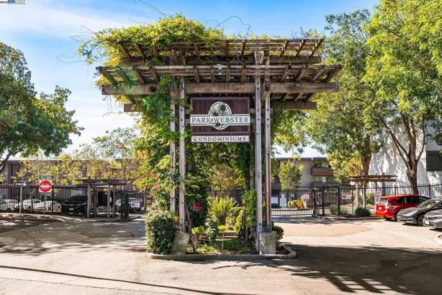 1327 Webster St, Alameda CA: https://media.crmls.org/mediaz/293aa0d5-d30f-4b16-9c19-ed58cf9972e4.jpg