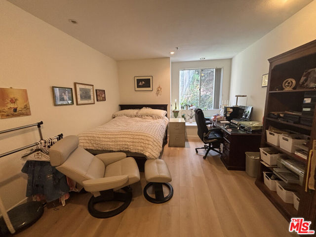 2222 N Beachwood Drive, Los Angeles CA: https://media.crmls.org/mediaz/293ac8bb-7c93-4c34-8c80-b54b7e66d038.jpg