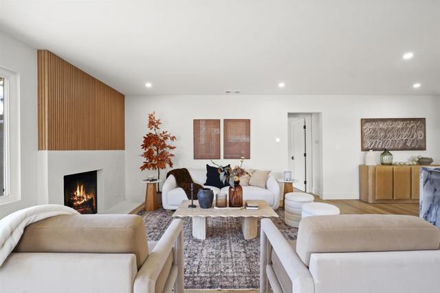 3130 Kerry Ln, Costa Mesa CA: https://media.crmls.org/mediaz/293aedac-2dc7-4cf0-8205-5e2feb90bd68.jpg