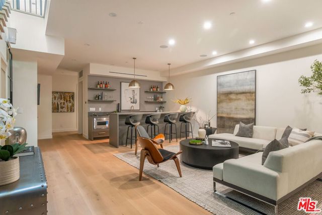 3935 Rhodes Avenue, Studio City CA: https://media.crmls.org/mediaz/293af9d9-9fcf-429a-a9fd-d25a32f67730.jpg