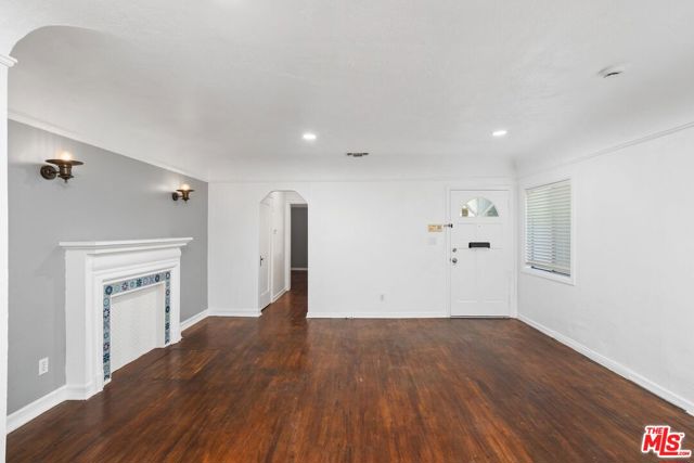 934 N La Jolla Avenue, West Hollywood CA: https://media.crmls.org/mediaz/293bff9f-98a7-425b-b4e6-b209c321317b.jpg