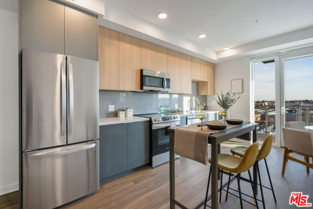 800 Western Avenue, Los Angeles CA: https://media.crmls.org/mediaz/293d142f-f67c-4929-88d9-9ee8f3de9625.jpg