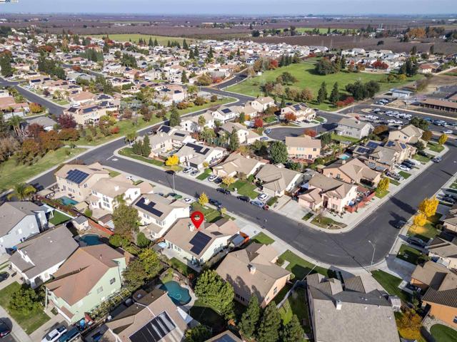 715 Bobcat Ln, Manteca CA: https://media.crmls.org/mediaz/293d6812-3709-4bb8-8aaf-a531f42295a2.jpg