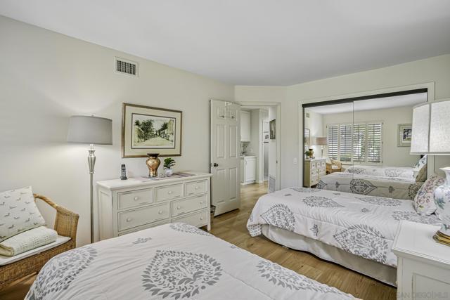6375 Via Cabrera, La Jolla CA: https://media.crmls.org/mediaz/293d8041-0ef5-411f-800e-de68b260d56e.jpg