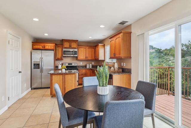 1215 Weaver St, San Diego CA: https://media.crmls.org/mediaz/293dabd2-5a70-4cf5-8068-e8abd4f37065.jpg
