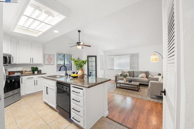 5917 Pine Vista Way, Elk Grove CA: https://media.crmls.org/mediaz/293e0135-6225-4500-9c47-6db3cbf89d7f.jpg