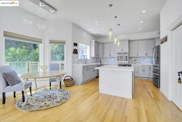 7075 Elverton Dr, Oakland CA: https://media.crmls.org/mediaz/293e579c-a09a-40af-aec8-c05d33a05126.jpg