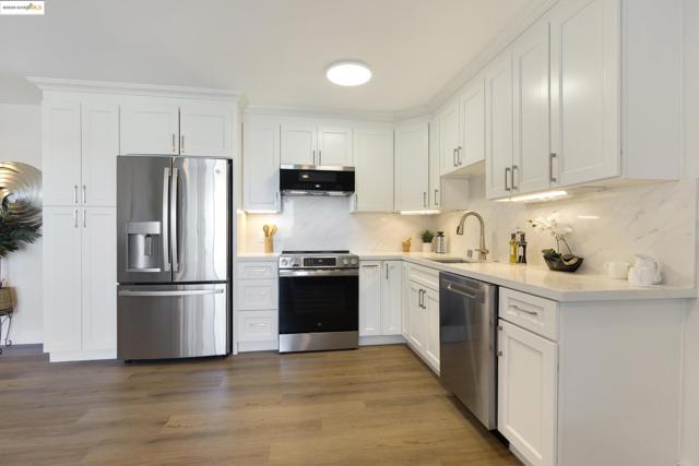 2 Anchor, Emeryville CA: https://media.crmls.org/mediaz/293f1f13-ebdd-42f9-9baa-b522397ad5dc.jpg