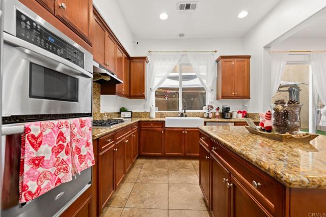 Detail Gallery Image 16 of 41 For 1683 Kincaid Ave, Chula Vista,  CA 91913 - 4 Beds | 4 Baths