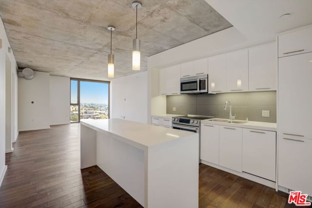 8500 W Sunset, Los Angeles CA: https://media.crmls.org/mediaz/29404d78-b39f-4827-b0ae-b358e0b63a86.jpg