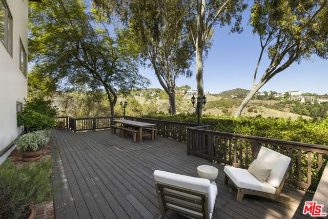 1018 N Tigertail Road, Los Angeles CA: https://media.crmls.org/mediaz/2941ba56-0ec7-43fd-9a63-b5e90cd52257.jpg