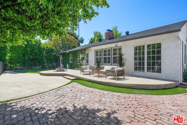 4922 Hayvenhurst Avenue, Encino CA: https://media.crmls.org/mediaz/29421aee-0665-4c28-a34a-c1b13d297315.jpg