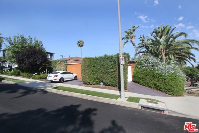 1807 Cochran Place, Los Angeles CA: https://media.crmls.org/mediaz/294223ed-0b51-40a5-aad1-3a9d306b070b.jpg