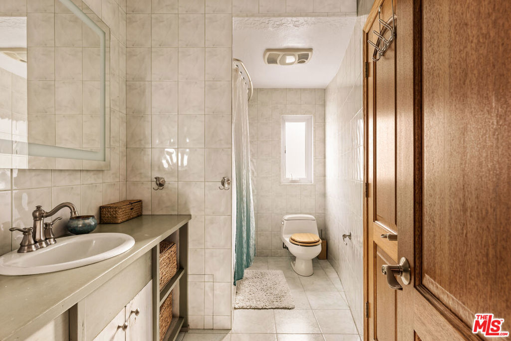 https://media.crmls.org/mediaz/2942b904-4408-4d03-8907-11f84e3abcf6.jpg?preset=X-Large
