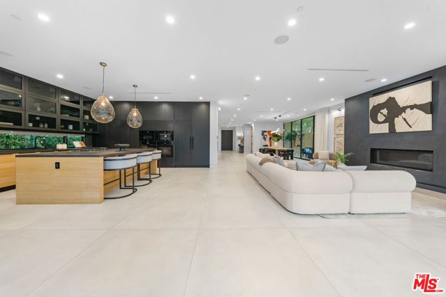 842 N Orange Grove Avenue, Los Angeles CA: https://media.crmls.org/mediaz/2942bb71-566a-46d5-9a58-94b726246161.jpg