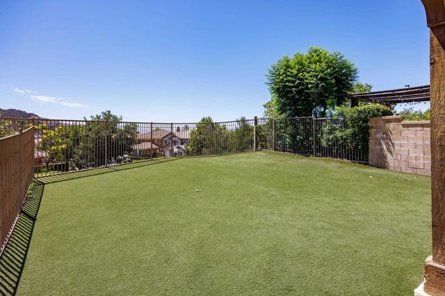 27002 Red Maple Street, Murrieta CA: https://media.crmls.org/mediaz/2943ad5e-79e5-49b7-8896-b6ee55190f68.jpg