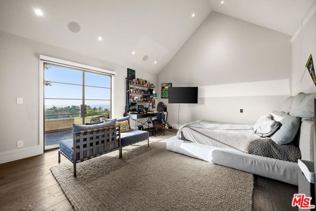 3396 Stone Ridge Lane, Los Angeles CA: https://media.crmls.org/mediaz/2943b766-23f5-4b74-92e9-e20b1e4cc488.jpg