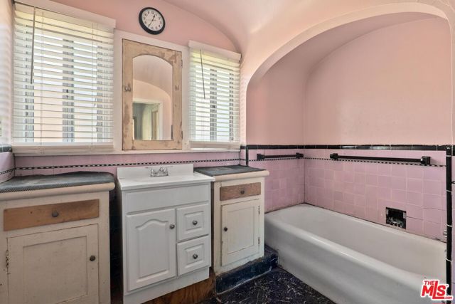 1925 19th Street, Santa Monica CA: https://media.crmls.org/mediaz/29440a33-f9cf-49aa-bf7f-886a536e5a8a.jpg