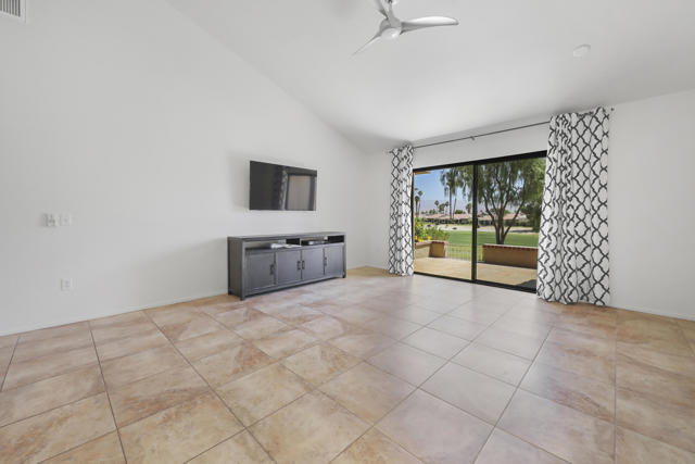 Image 4 of 42 For 40492 Bay Hill Way