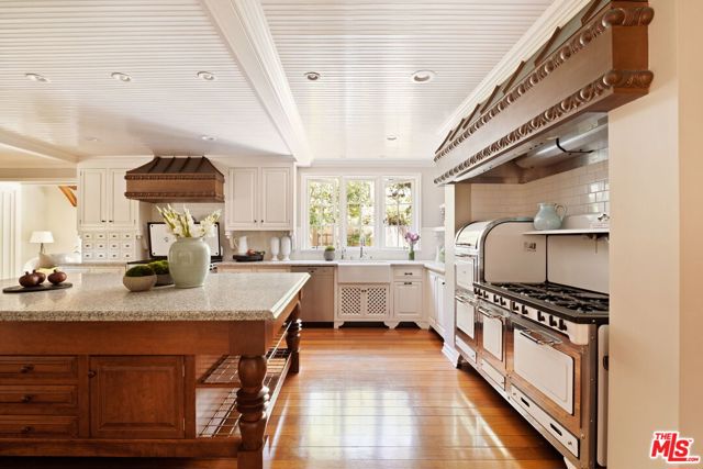 143 S Muirfield Road, Los Angeles CA: https://media.crmls.org/mediaz/29445ff9-1553-4cdd-ba48-9da652b98d60.jpg