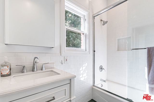 165 N Las Palmas Avenue, Los Angeles CA: https://media.crmls.org/mediaz/29447059-6895-45df-bede-0f73527d81da.jpg