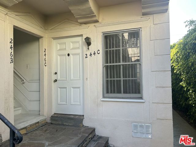 244 S Lasky Drive, Beverly Hills CA: https://media.crmls.org/mediaz/29469a88-3df6-4ce2-b5e1-3674575bab18.jpg