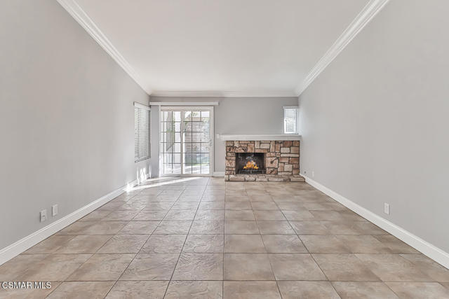 160 Cottage Grove Avenue, Camarillo CA: https://media.crmls.org/mediaz/2946cd3c-96ba-4bcf-b626-23e2536222ef.jpg