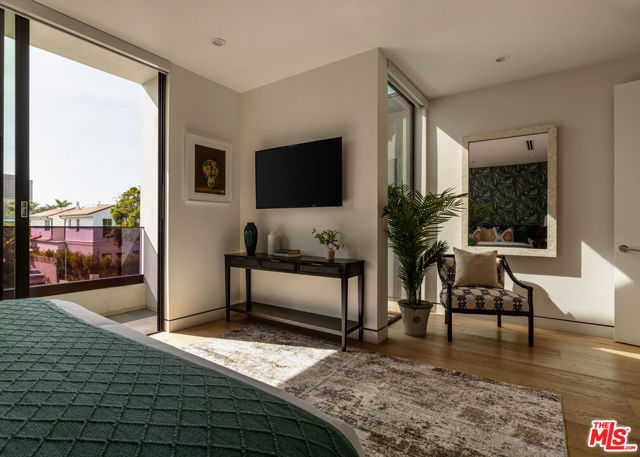6509 Colgate Avenue, Los Angeles CA: https://media.crmls.org/mediaz/2946de80-5bcf-4321-85ff-da528452c7f1.jpg